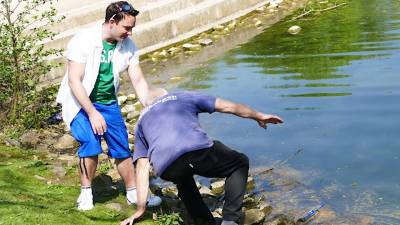 CDU Mitglieder sammeln Müll